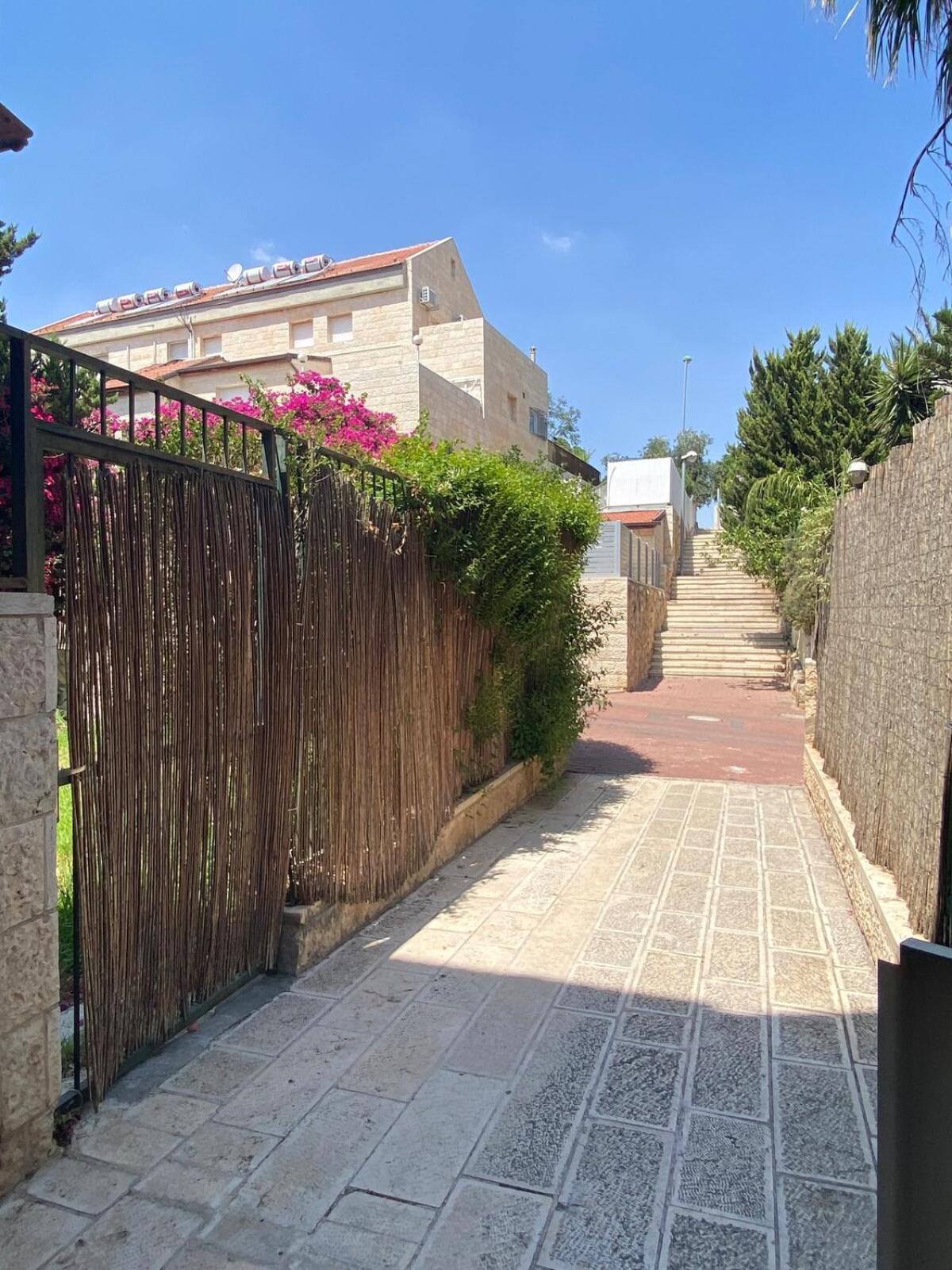 Апартаменти דירת גן מרווחת במיקום מעולה עם נטפליקס חינמי Ma'ale Adumim Екстер'єр фото