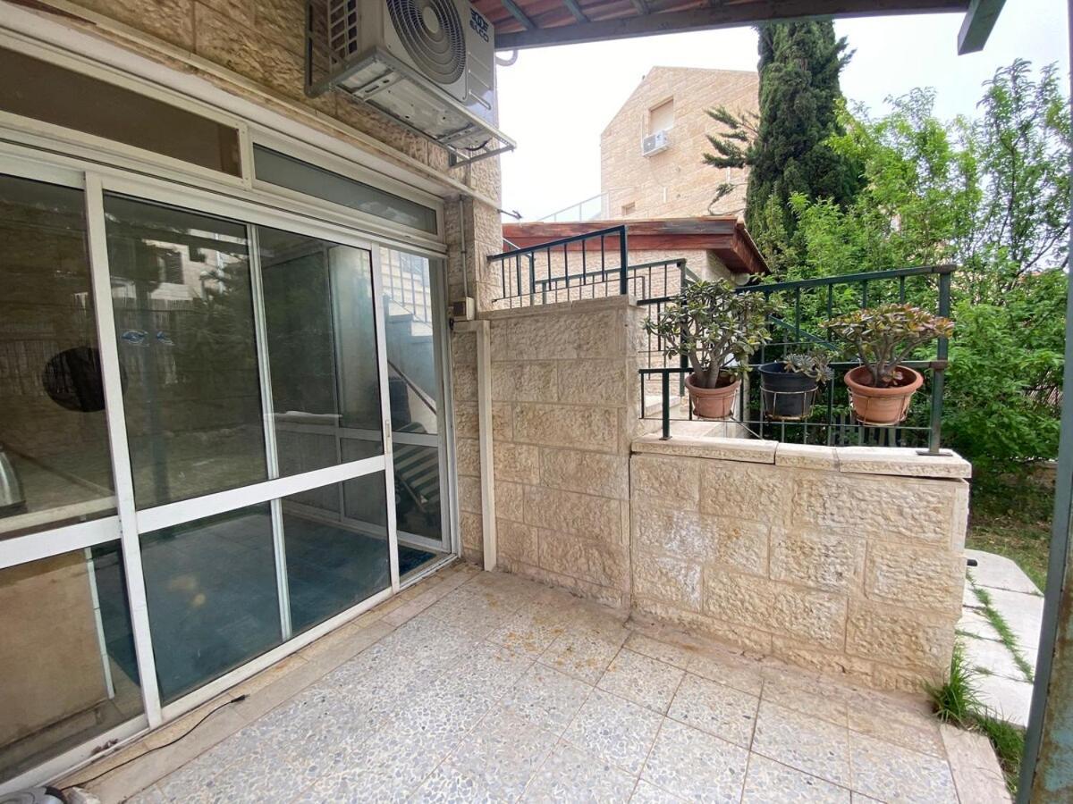 Апартаменти דירת גן מרווחת במיקום מעולה עם נטפליקס חינמי Ma'ale Adumim Екстер'єр фото
